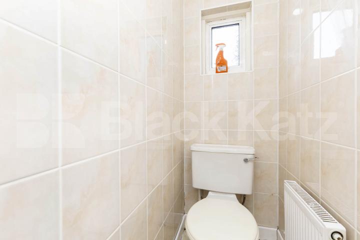 3 bedroom perfect for shares close to a Piccadilly line Sydney Road, Turnpike Lane 